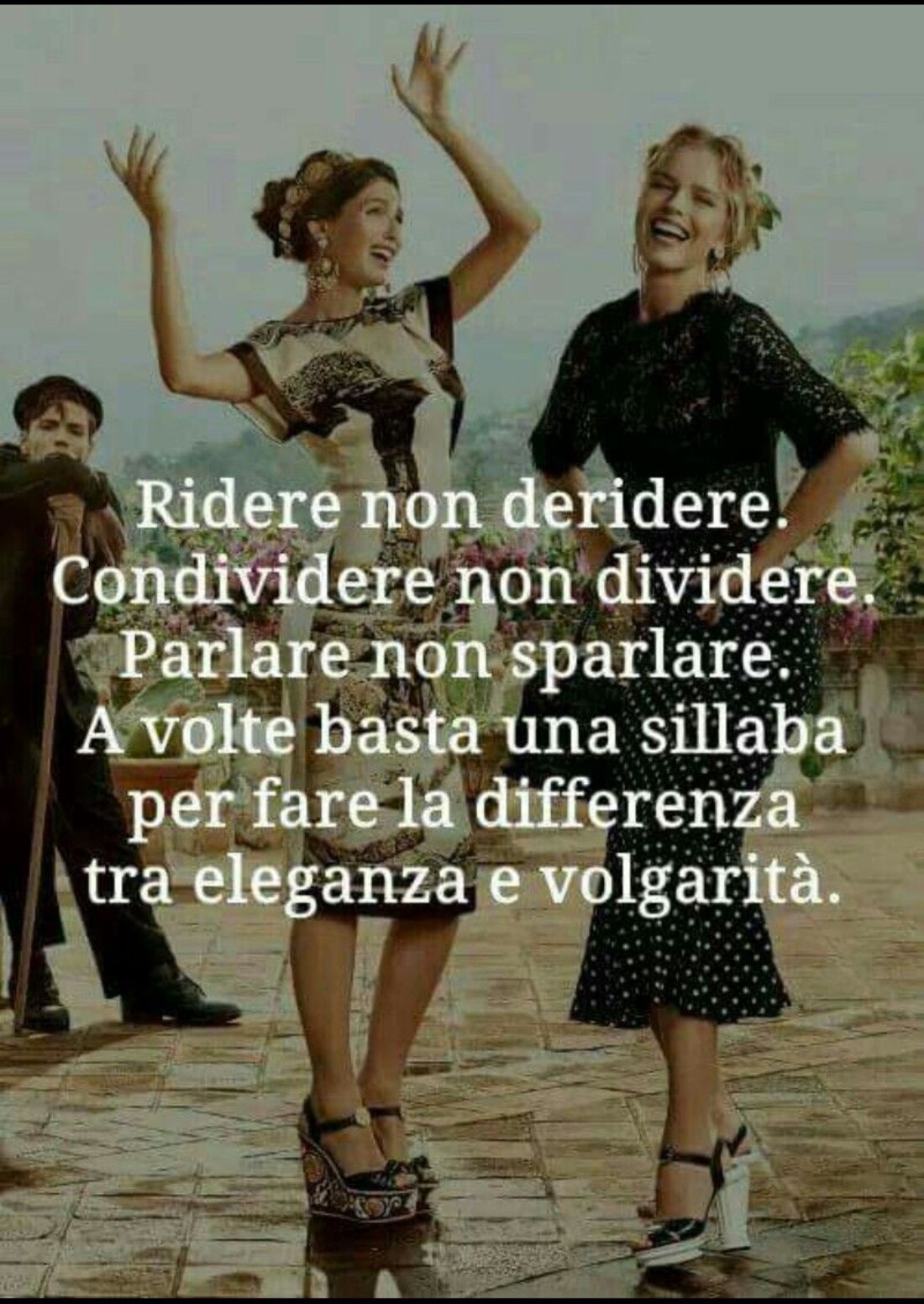 Ridere non deridere. Condividere non dividere. Parlare non sparlare. A volte basta una sillaba per fare la differenza tra eleganza e volgarità